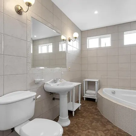 Serene And Cozy 4 Bedroom Retreat * Reykjavik