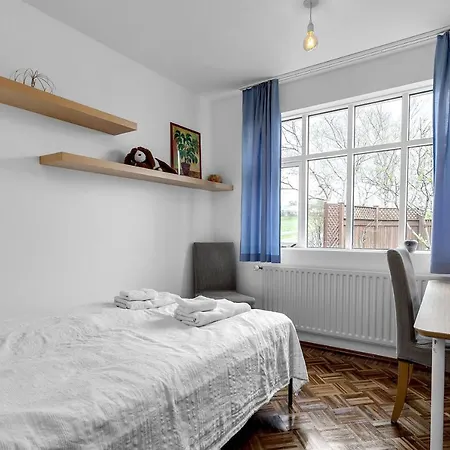 Apartment Serene And Cozy 4 Bedroom Retreat