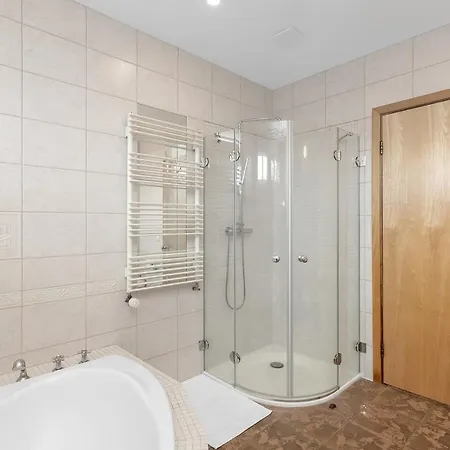 Serene And Cozy 4 Bedroom Retreat Apartment *